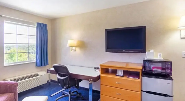Номер Deluxe Econo Lodge Inn & Suites Lake Of The Ozarks