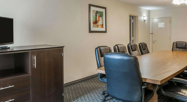 Люкс Business Quality Inn Terre Haute University Area