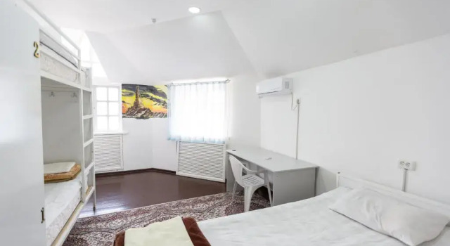 Camera quadrupla Light Hostel by TripLE