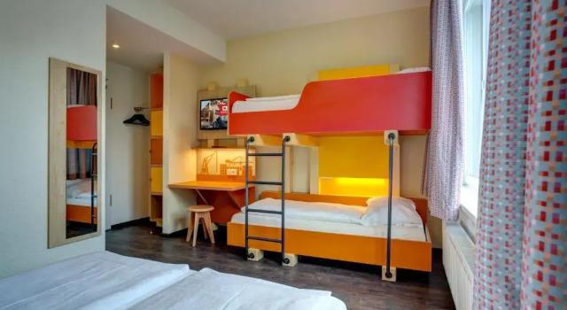 Четырёхместный номер Standard MEININGER Hotel Hamburg City Center
