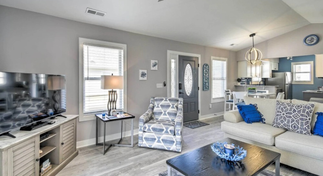 Коттедж с 3 комнатами с балконом Updated Myrtle Beach Cottage w/ Shared Pool!