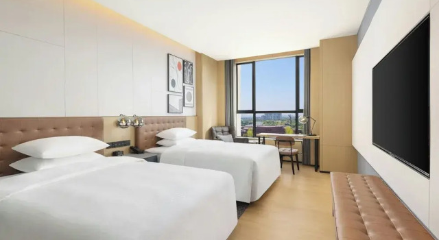 Четырёхместный номер Standard с видом на озеро Four Points by Sheraton Ji’an