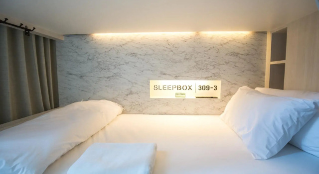 Кровать в общем номере c 1 комнатой Sleep Box Hotel Sukhumvit 22