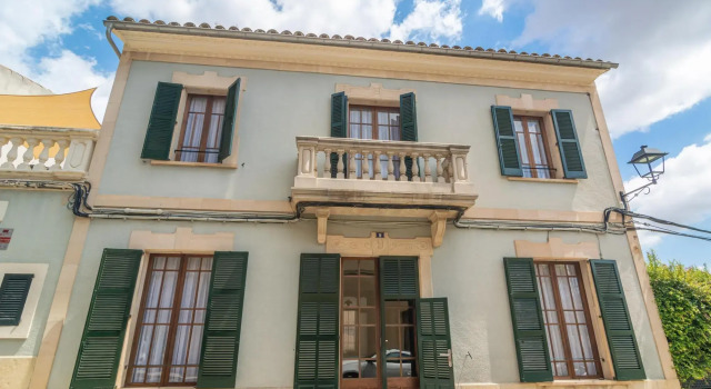 CAN BOMBARDA - Wonderful town house in the center of the island and with a private pool. Free WIFI.