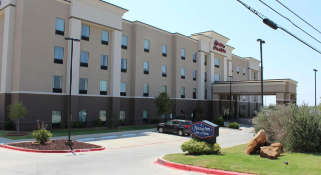 Łóżko w pokoju wieloosobowym Hampton Inn & Suites Big Spring
