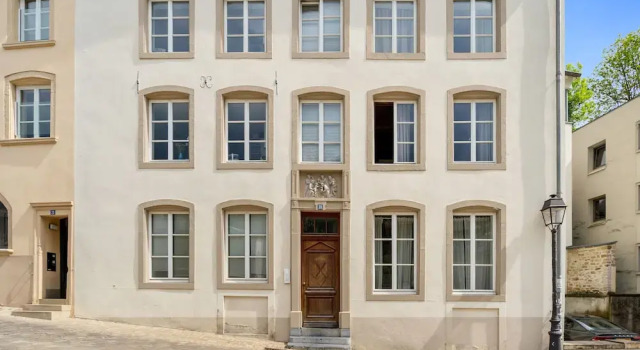 Modern Apt Old Town w Panoramic View ID4