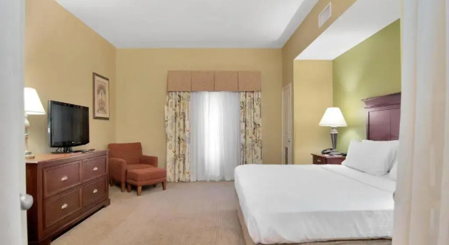 Двухместный люкс с 2 комнатами Holiday Inn Express Hotel & Suites DFW West - Hurst by IHG