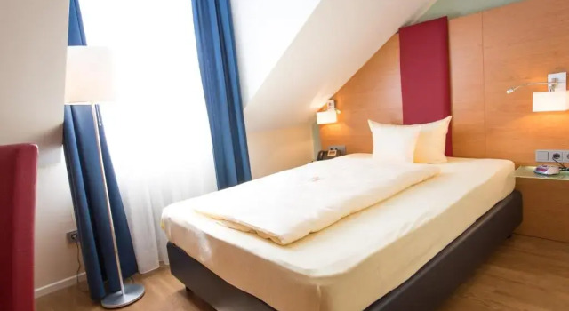 Одноместный номер Standard с балконом Hotel National Düsseldorf