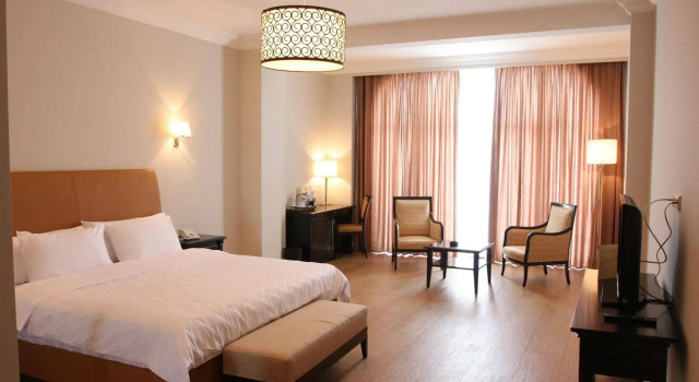Medea Hotel  Casino, Забронировать Отель Отели Батуми с парковкой, рядом с Фонтан Нептуна, Парковка