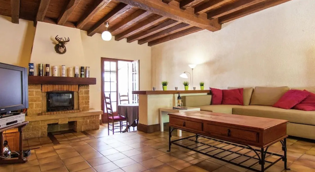 Cottage With Porch, Large Private Pool and Spacious Garden, Rezervați Casă de vacanță La Roche-Chalais 