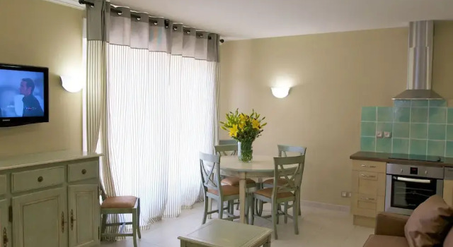 Comfortable studio with dishwasher in the middle of Provence, Забронировать Отель Отели Кальяна 3 звезды, 3*