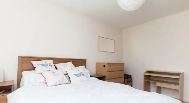 Bright, Modern 2BR Flat for 3 With Parking, Забронировать Отель Отели Бротона 3 звезды, 3*