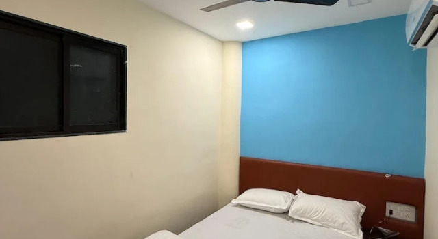 Двухместный номер Deluxe с балконом и с видом на город Hotel Marine Line Near Marine Drive & Cricket Stadium, South Mumbai