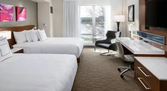 Четырёхместный номер Standard с видом на реку South Sioux City Marriott Riverfront