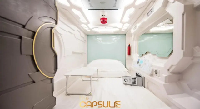 Женская капсула The Capsule Hotel