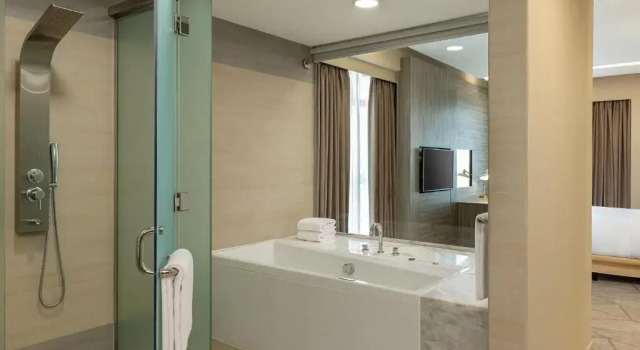 Двухместный люкс c 1 комнатой Four Points by Sheraton Production City, Dubai