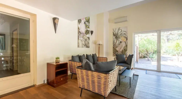 Spacious Holiday Home in La Croix Valmer With Private Pool, Забронировать Отель Отели Ла-Круа-Вальме с парковкой, рядом с Plage du Vergeron, Парковка