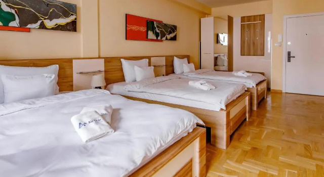Трёхместный номер с балконом Hotel AirStar
