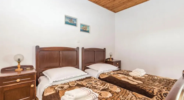 Beautiful Home in Banjol With Wifi and 2 Bedrooms, Prenota Hotel Hotel a Isole Quarnerine con parcheggio, Parcheggio