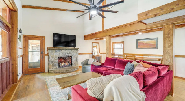 Коттедж 2 Mi to Appalachian State: Cabin w/ Outdoor Spaces