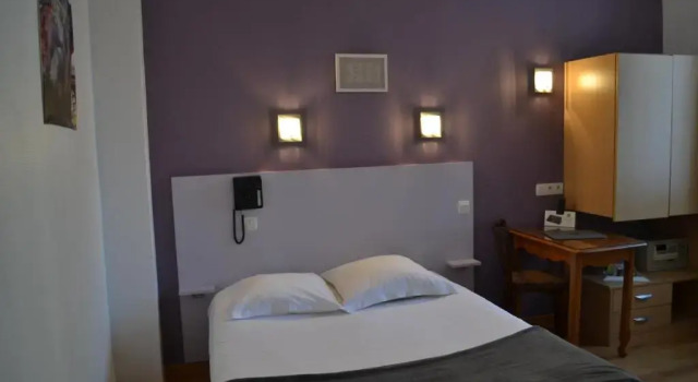 Трёхместный номер Standard Hôtel La Porte Saint Pierre-Logis Hôtel Intra Muros RÉNOVÉ en 2026