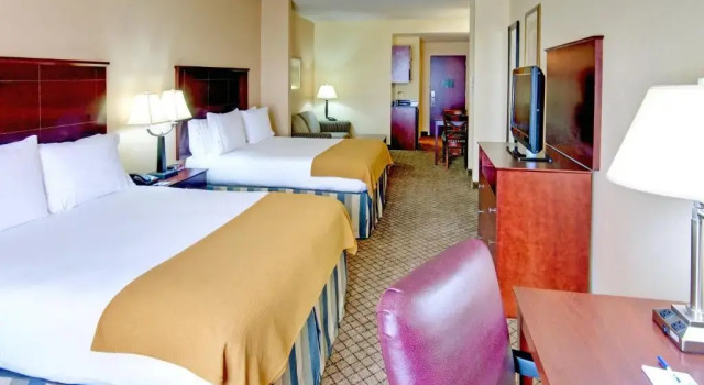 Четырёхместный номер Executive Holiday Inn Express Hotel & Suites Millington-Memphis Area by IHG