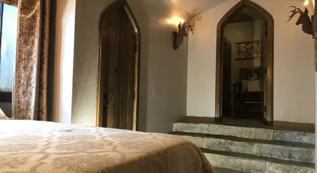 Люкс HIGHLANDS CASTLE overlooking Lake George plus 2 other CASTLES & SUITES