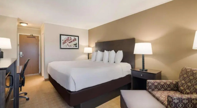 Номер Standard с балконом Best Western University Inn