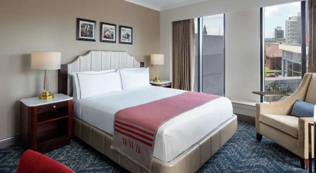 Двухместный номер Deluxe с балконом The Higgins Hotel New Orleans, Curio Collection by Hilton