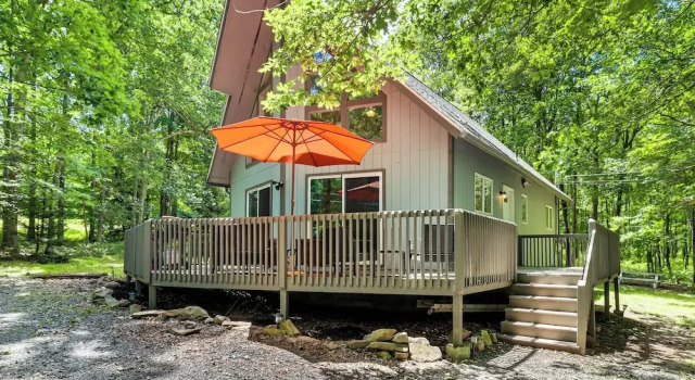 Коттедж с 3 комнатами Furnished Deck + Fire Pit: Poconos Outdoorsy Gem