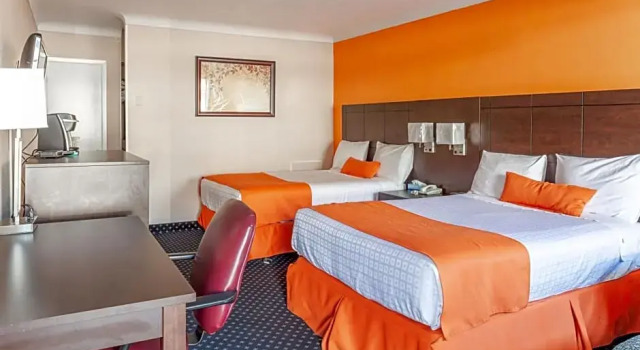 Полулюкс с балконом Knights Inn North Bay