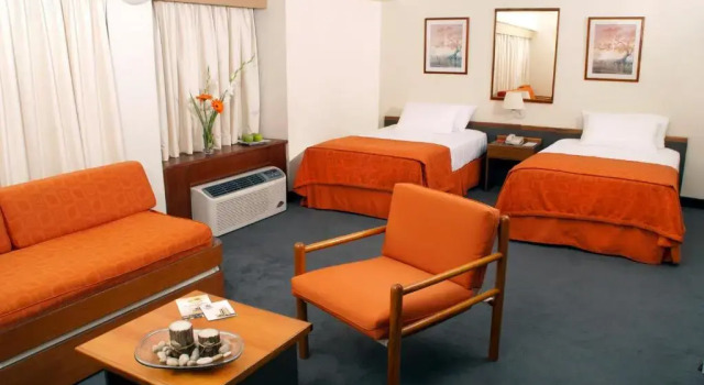 Полулюкс Hotel Cristina Suites