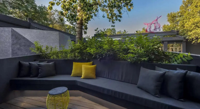 Двухместный люкс с балконом Blossom House Beijing Houhai