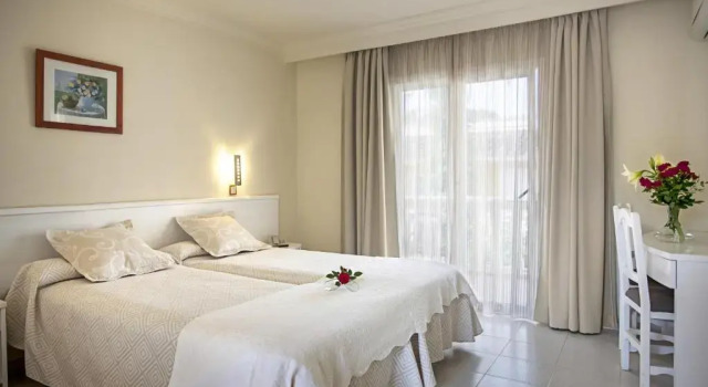 Трёхместный номер Standard с балконом Hotel Cupidor
