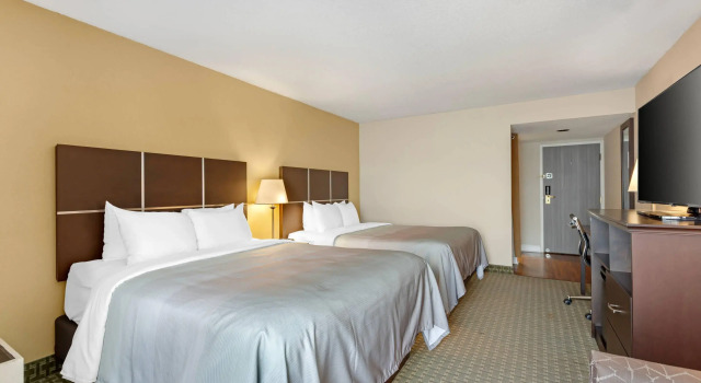 Четырёхместный номер Standard Quality Inn & Suites