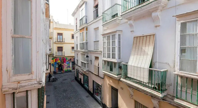 Starlight in Cadiz With 3 Bedrooms and 1 Bathrooms