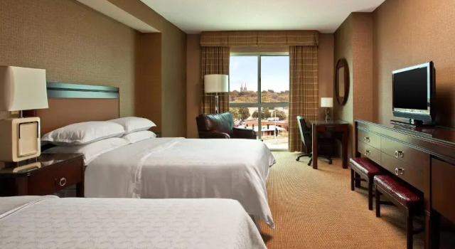 Четырёхместный клубный номер Deluxe Sheraton Sioux Falls Hotel & Convention Center