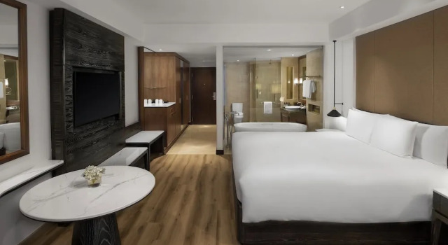 Двухместный клубный номер Standard с видом на город Sheraton Hanoi West