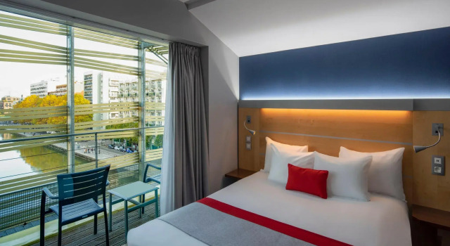 Двухместный люкс с балконом и Marina View Holiday Inn Express Paris-Canal De La Villette by IHG