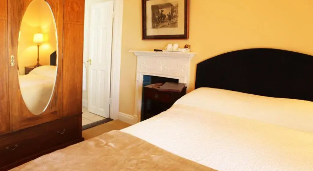 Crotty's Pub & Accommodation, Prenota Hotel Kilrush 