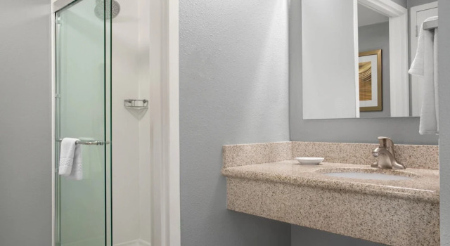 Четырёхместный номер Standard с балконом Courtyard by Marriott Lafayette Airport