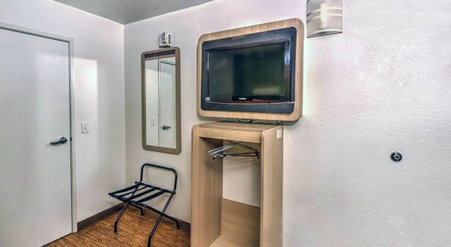 Motel 6 Colorado Springs, Varaa Motelli Hotellit Colorado Springs uima-altaalla, Uima-allas