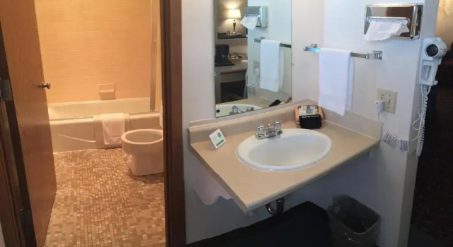 Четырёхместный номер Standard Cedar Motor Inn