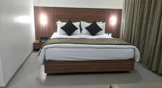 Одноместный номер Deluxe Kyriad Hotel Solapur by OTHPL