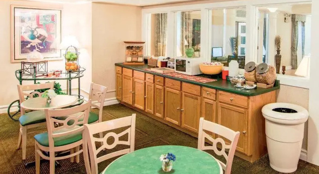 Кровать в общем номере Days Inn & Suites by Wyndham Arlington Heights