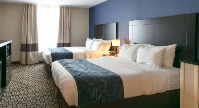 Четырёхместный люкс Comfort Suites Benton Harbor - St Joseph