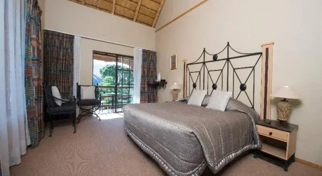 Одноместный номер Standard с балконом Cathedral Peak Hotel