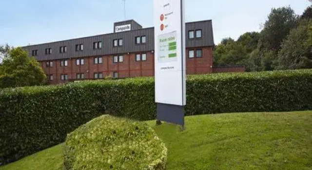 Кровать в общем номере Campanile Swindon