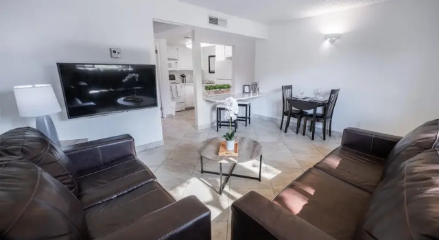 105 Fully Furnished 1BR Suite-Outdoor Pool! by RedAwning, Забронировать Апартаменты/квартира Апартаменты Пруда в Темпе, рядом с Vista Del Camino Park, Апартаменты/квартира