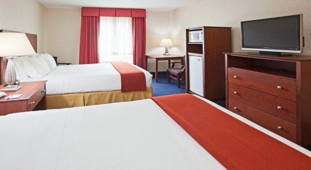 Четырёхместный номер Standard Holiday Inn Express Deforest Madison Area by IHG